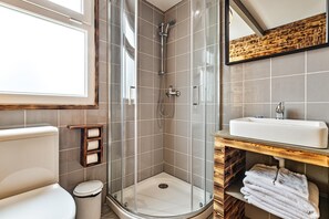 Standaard bungalow, kitchenette | Badkamer | Een douche, handdoeken, toiletpapier