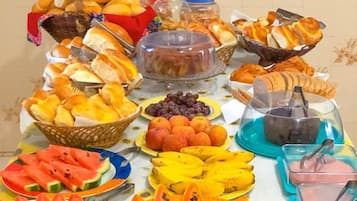 Café da manhã com buffet grátis todos os dias