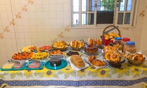 Free daily buffet breakfast 