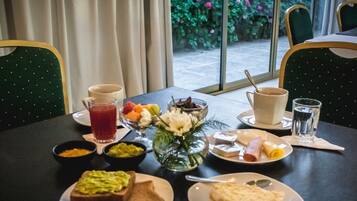 Sudah termasuk sarapan prasmanan setiap hari