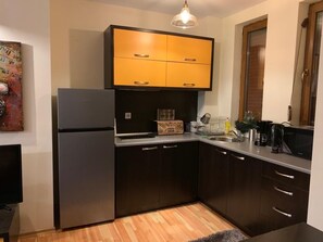 Kühlschrank, Mikrowelle, Wasserkocher mit Kaffee-/Teezubehör