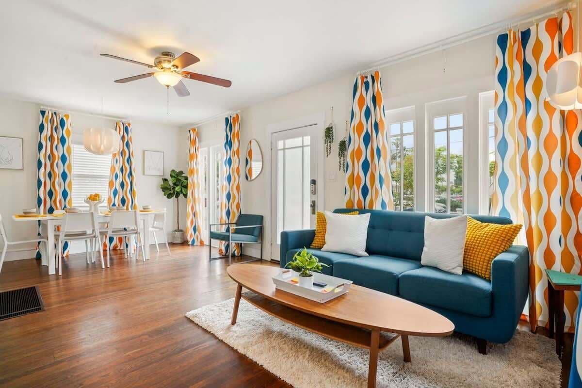 Télévision, livres, espaces bureaux