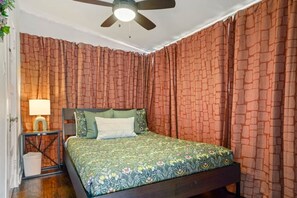 Escritorio, tabla de planchar con plancha, wifi y ropa de cama 