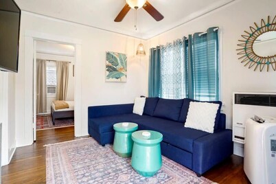 Adorable Quirky Hideaway~BIG Private Enclosed Yard