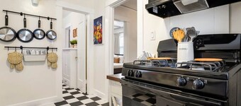 Adorable Quirky Hideaway~BIG Private Enclosed Yard