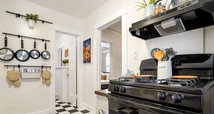 Adorable Quirky Hideaway~BIG Private Enclosed Yard