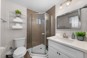 Dusj, hårføner og håndklær