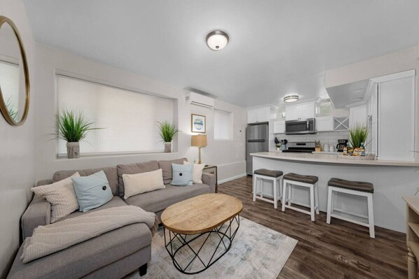 TV, bøker og kontorer