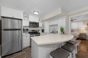 Fridge, microwave, oven, stovetop - Cozy & Chic 2br Retreat In Mission Beach (San Diego)