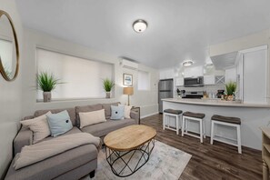 TV, books, offices - Cozy & Chic 2br Retreat In Mission Beach (San Diego)