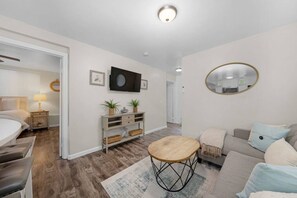 2 soverom, strykejern/-brett, reiseseng for barn og wi-fi