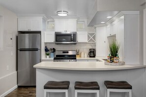 Refrigerador, microondas, horno, placa de cocina