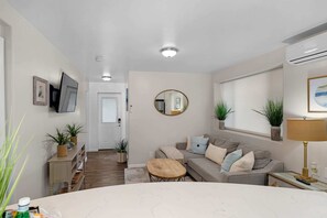 TV, books, offices - Cozy & Chic 2br Retreat In Mission Beach (San Diego)