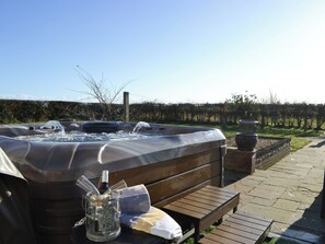 Outdoor spa tub - 4 bedroom accommodation in Acklington (Acklington)