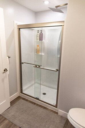 Badekar, hårtørrer, håndklæder