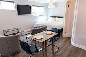 Een strijkplank/strijkijzer, reisbedje, wifi, beddengoed