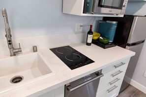 Geladeira, micro-ondas, fogão, cooktop