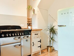 Dishwasher, cookware/dishes/utensils, freezer