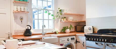 Dishwasher, cookware/dishes/utensils, freezer