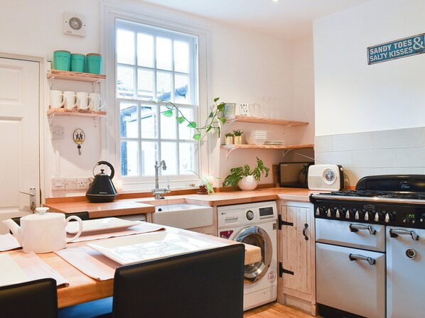 Dishwasher, cookware/dishes/utensils, freezer