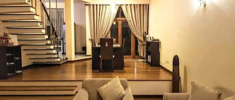Lobby lounge