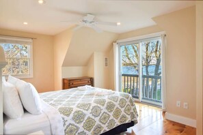 11 bedrooms, iron/ironing board, WiFi, bed sheets - Waterfront Fun at this Huge Family Estate! (Eastham)