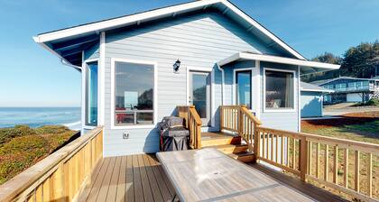 Oceanfront house with Ping-Pong table & private hot tub overlooking the ocean