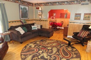 TV, fireplace - Rustic Cozy Cottage! Snowmobile,ATV Trails, Bond & Agate Falls, Bruce Crossing! (Trout Creek)