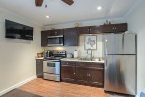 Jääkaappi, mikroaaltouuni, uuni, liesi