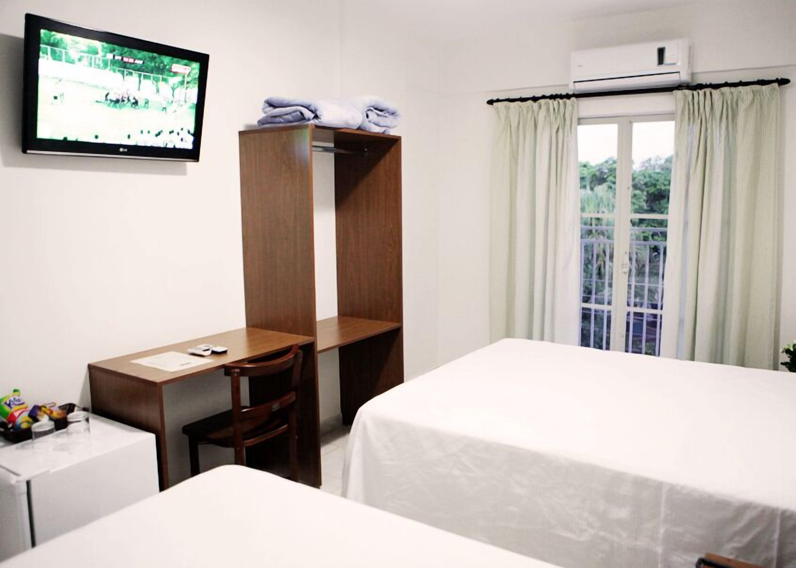 Quarto triplo | Frigobar, escrivaninha, cortinas blackout, quartos à prova de som