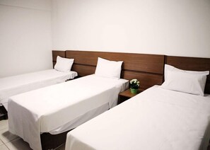 Quarto triplo | Frigobar, escrivaninha, cortinas blackout, quartos à prova de som