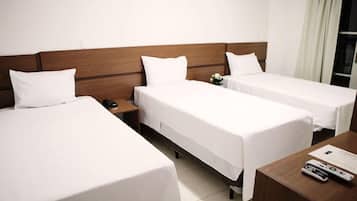 Minibar, escritorio, cortinas blackout y insonorización