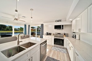 Fridge, microwave, oven, stovetop - Experience of a lifetime (Fort Myers)