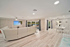 Smart TV, music library, stereo - Experience of a lifetime (Fort Myers)