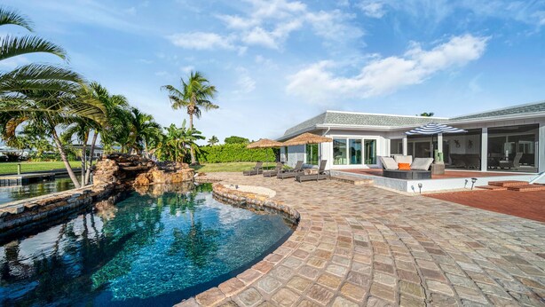 Outdoor pool, a heated pool - Experience of a lifetime (Fort Myers)