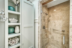 Combined shower/tub, hair dryer, towels