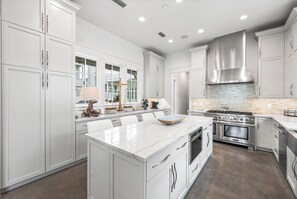 Kylskåp, mikrovågsugn, ugn och spishäll