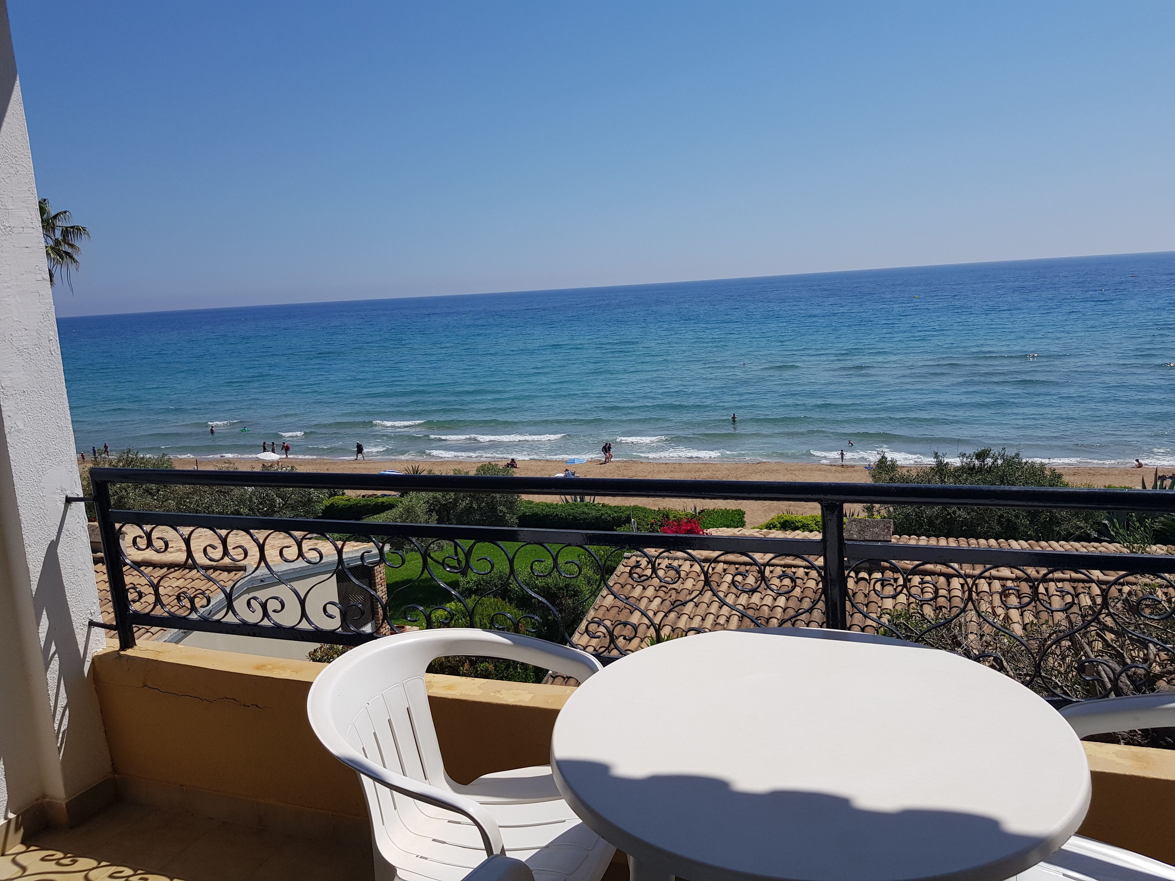 Un balcón con vista a la playa y al océano.