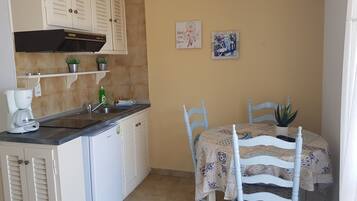 Fridge, cookware/dishes/utensils