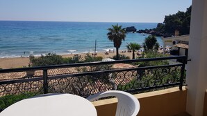Uma varanda com vista para a praia e o oceano.