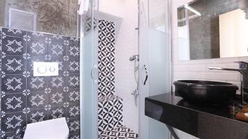 Douche, peignoirs, chaussons, serviettes fournies