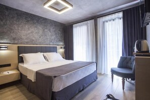 ميني بار وتجهيزات عازلة للصوت وواي فاي مجانًا وملاءات أسرّة