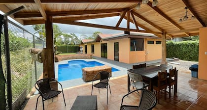 La casa con un lago !!! (Piscina y río natural :) La Fortuna