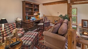Smart TV, chimenea y oficina