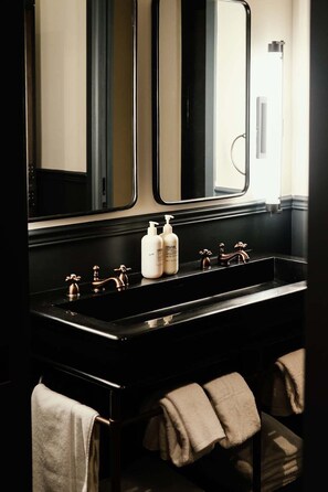 Een douche, een regendouche, designer toiletartikelen, een haardroger