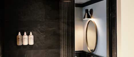 Douche, douche à « effet pluie », articles de toilette de luxe