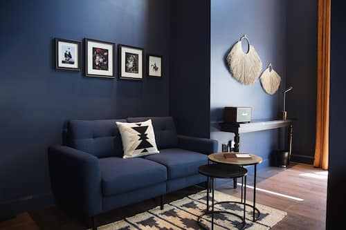 Habitación cuádruple clásica | Zona de estar | Televisión de pantalla plana de 40 pulgadas con canales digitales