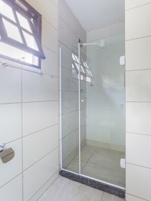 Kolmen hengen huone (without AC, 1 Double + 1 Single bed) | Kylpyhuone | Suihku, ilmaiset hygieniatuotteet, pyyhkeet, saippua