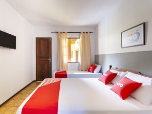 三人房 (without AC, 1 Double + 1 Single bed) | 迷你吧、办公桌、熨斗/熨板、免费折叠床/加床