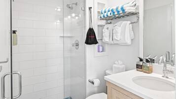 Een douche, een haardroger, handdoeken